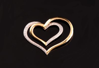 Pendentif ajouré en forme de double coeur en or à deux tons 18 carats, - Photo 1