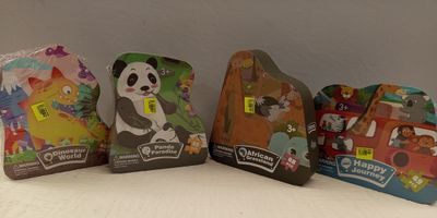 quatre livres pour enfants alignés sur une table