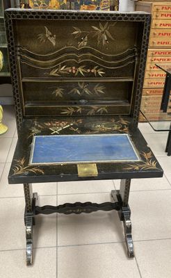 un bureau ancien avec un plateau bleu et un piètement noir