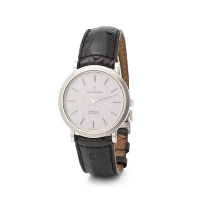 gros plan d'une montre-bracelet sur fond blanc