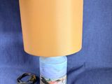 une lampe posée sur une table avec un fond bleu