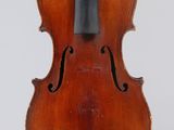 un vieux violon avec un archet sur fond blanc
