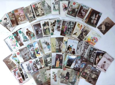 beaucoup de vieilles cartes postales sur la table