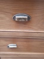 Commode 5 tiroirs SUNDELI en chêne massif et poignées en lai… (photo 2)