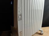 un radiateur blanc posé sur une table en bois