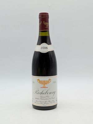 une bouteille de vin posée sur une table blanche