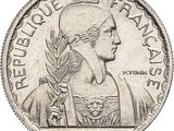 gros plan d'une pièce de monnaie sur laquelle figure un visage de femme