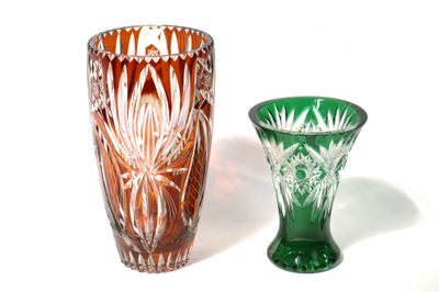 deux vases posés l'un à côté de l'autre sur une surface blanche