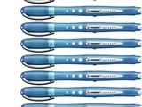 six stylos bleus sont empilés les uns sur les autres