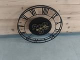 une horloge accrochée au mur d'une pièce