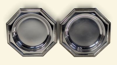 paire de plats plaqués argent sur fond blanc