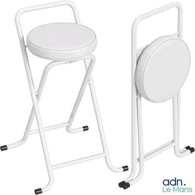 deux tabourets pliants blancs équipés de roulettes et d'une assise blanche