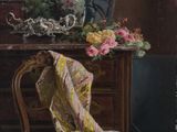 une image représentant un tableau sur lequel figurent une chaise et une table sur laquelle est posé un vase