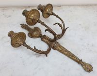 Paire d'appliques à trois bras de lumière en bronze doré, le… (photo 2)
