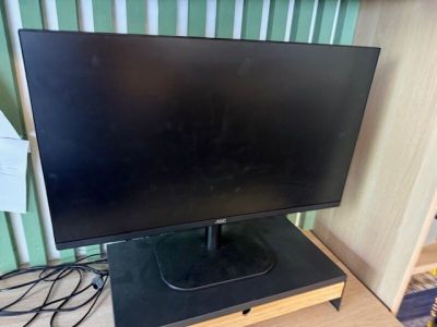 un téléviseur à écran plat posé sur un support en bois