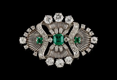 une broche en émeraude et diamants