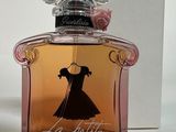 l'image d'un flacon de parfum posé sur une table