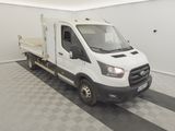 un camion blanc garé dans une pièce