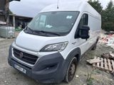 une camionnette blanche garée dans la poussière