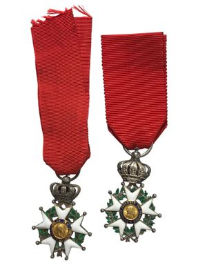 deux médailles ornées d'un ruban rouge et d'une étoile sur fond blanc