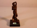figurine en bronze représentant une femme tenant un panier, posée sur un socle noir