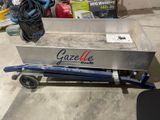 un chariot sur lequel est accrochée une pancarte indiquant « Gazelle Life »