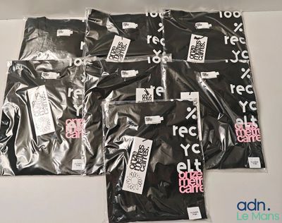 quatre sacs en plastique noir sur lesquels sont collés des autocollants blancs et roses