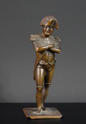 une statue en bronze représentant un homme coiffé d'un casque