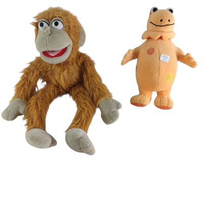 deux peluches assises l'une à côté de l'autre sur une surface blanche