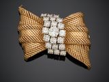 une broche en forme de nœud en or et diamants