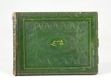 un vieux livre vert avec un cheval sur la couverture