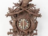 une horloge à coucou en bois accrochée au mur