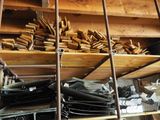 une étagère en bois remplie de nombreuses essences de bois différentes