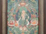tableau encadré représentant une personne assise en position du lotus