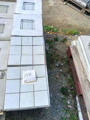 un tas de carreaux blancs par terre, à côté d'un tas d'autres objets