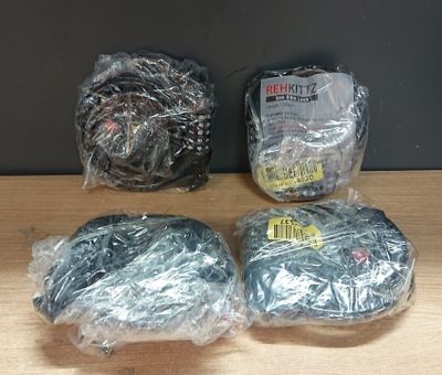 trois pelotes de laine emballées dans du plastique, posées sur une table