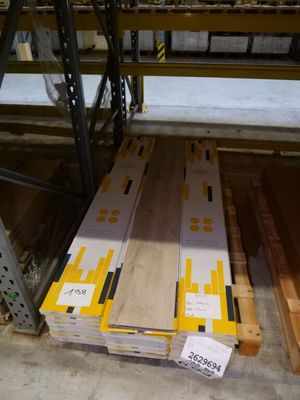un grand nombre de planches de bois empilées les unes sur les autres dans un entrepôt