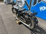 une moto garée devant un mur recouvert de graffitis