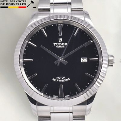 Gros plan sur une montre à cadran noir