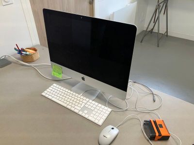 une photo d'un bureau d'ordinateur avec un clavier et une souris