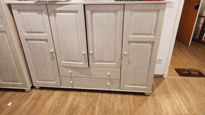 une armoire blanche sur laquelle est posé un micro-ondes