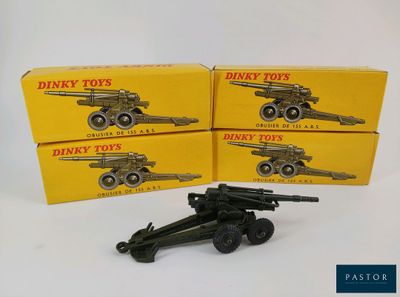 deux boîtes de « Dinky Toys » sur lesquelles est posé un pistolet jouet