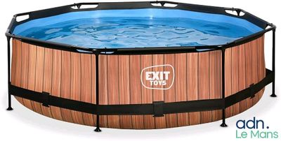 une grande piscine en bois entourée d'une structure métallique