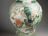 un vase orné d'un oiseau et de fleurs