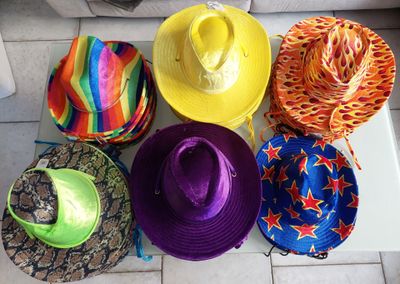 lot de 65 chapeaux adultes pour la fête trés belle qualitée …