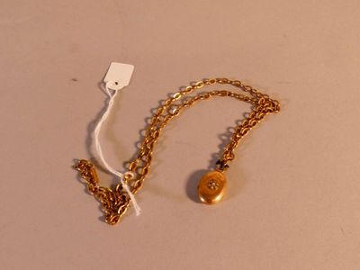 un collier en or orné d'un pendentif en forme de cœur en or
