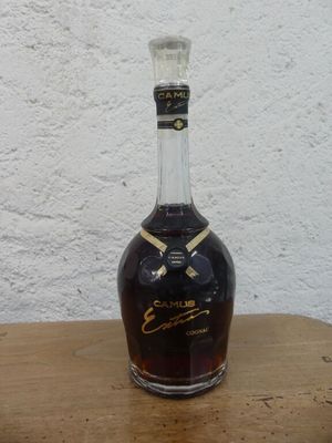 une bouteille d'alcool posée sur une table