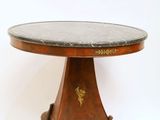 une image représentant une table avec un plateau en marbre et des pieds en bois