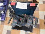 une boîte à outils posée par terre à côté d'autres outils