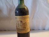une bouteille de vin posée sur une table